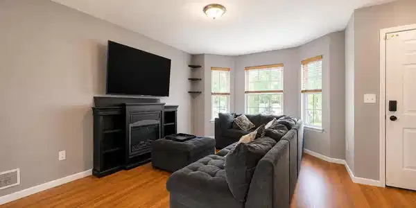 Image 3: Living Room 2