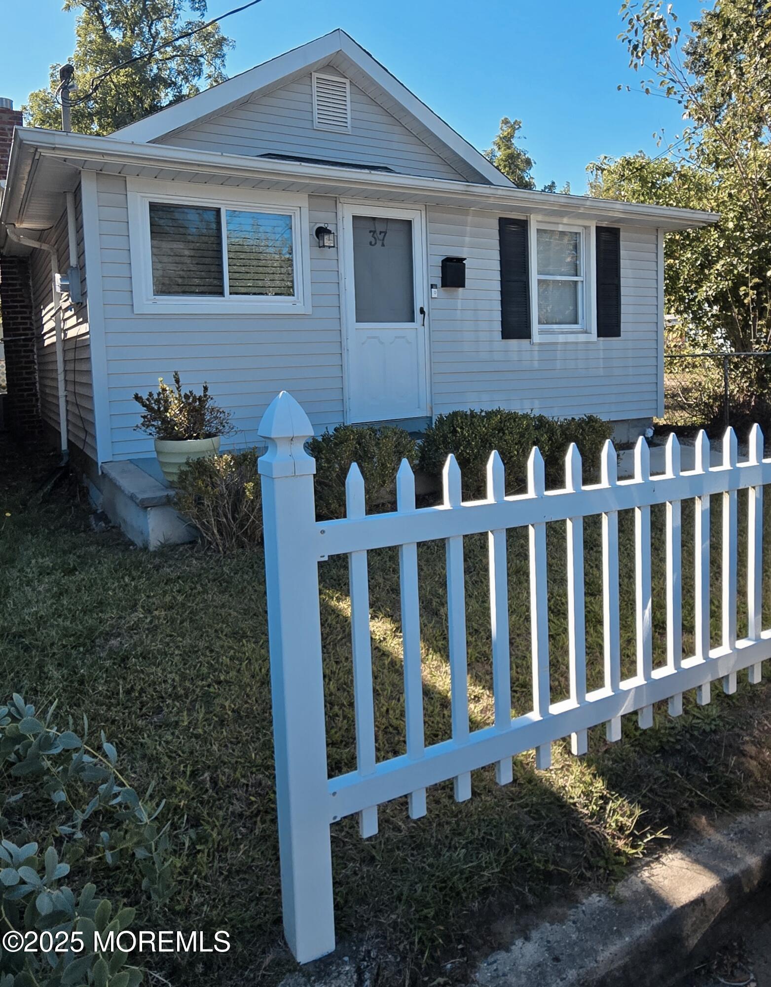 Image 2: 37 OHIO AVE FRONT HOUSE