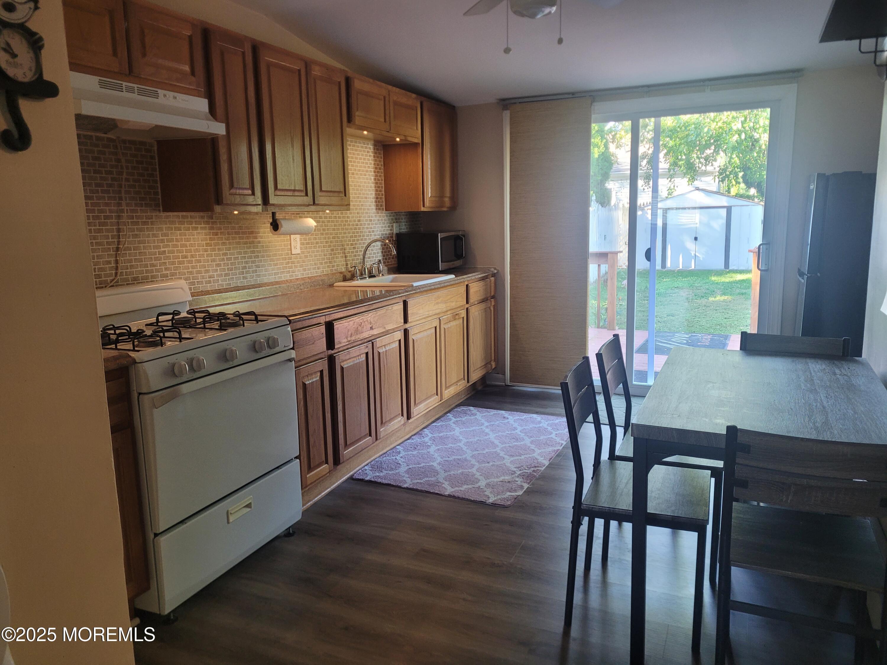 Image 3: 37 Ohio Kitchen 5