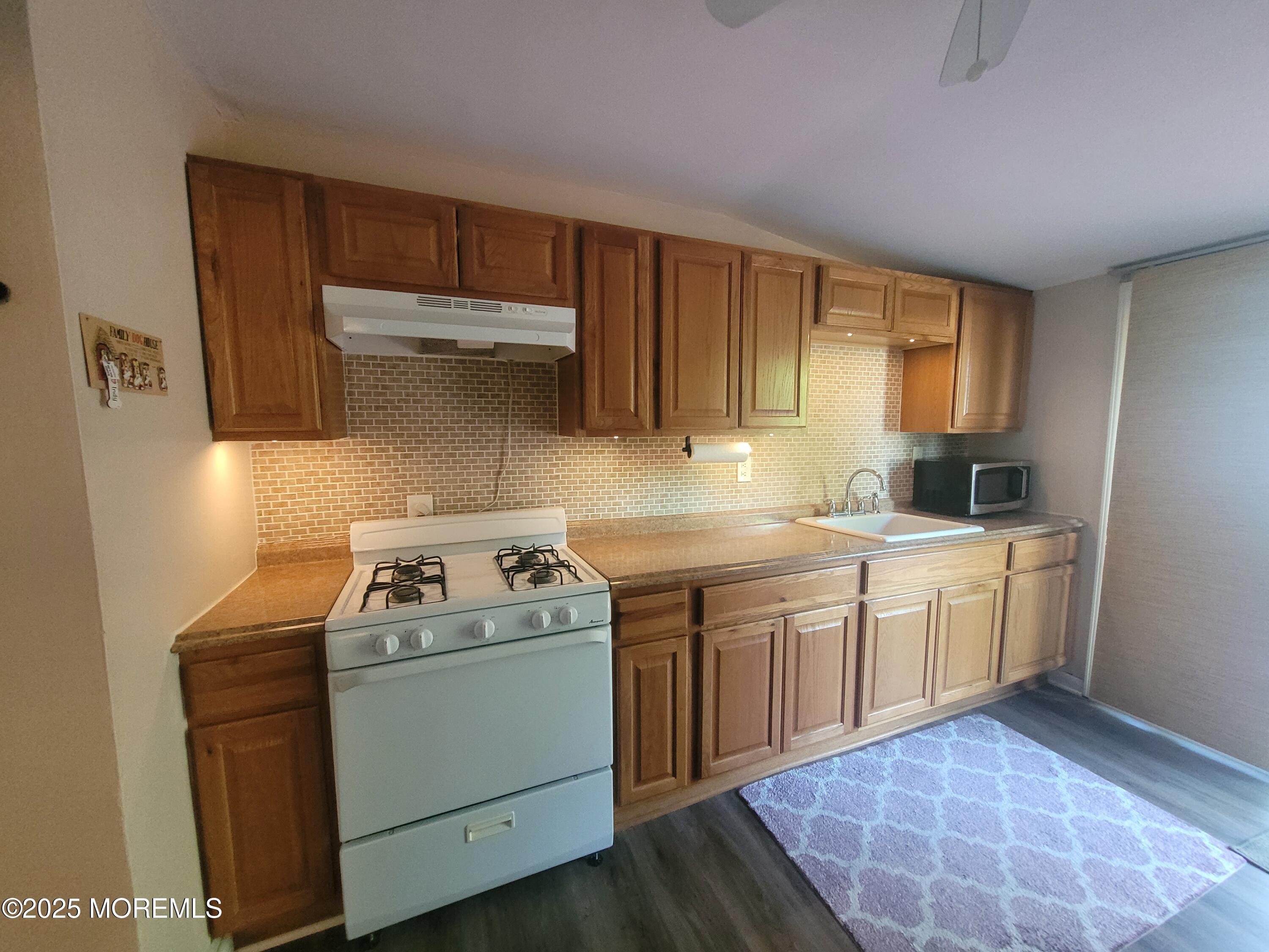 Image 4: 37 Ohio Kitchen 4