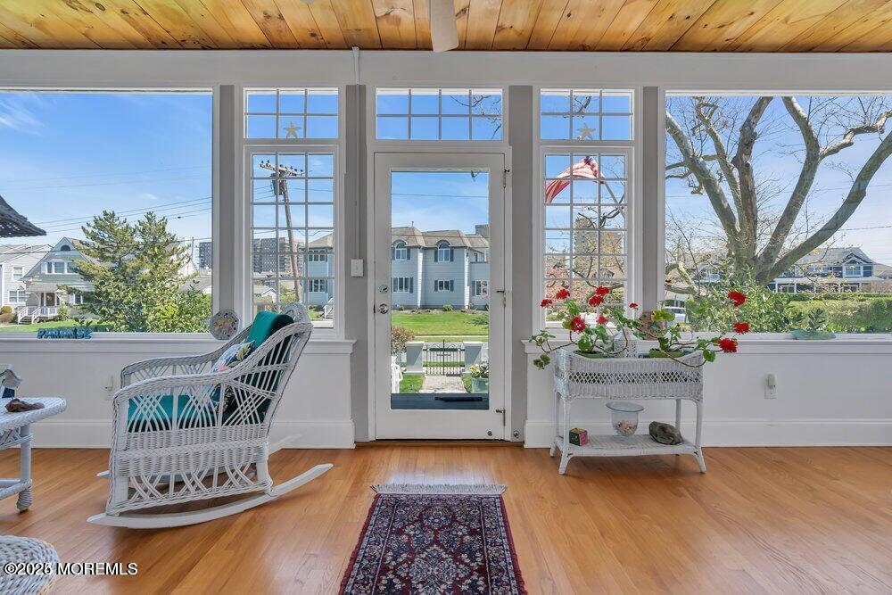 Image 3: 4 riv porch 3