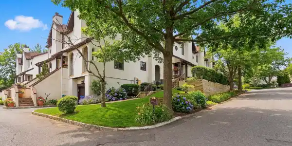 22 Tower Hill Drive Unit 1011