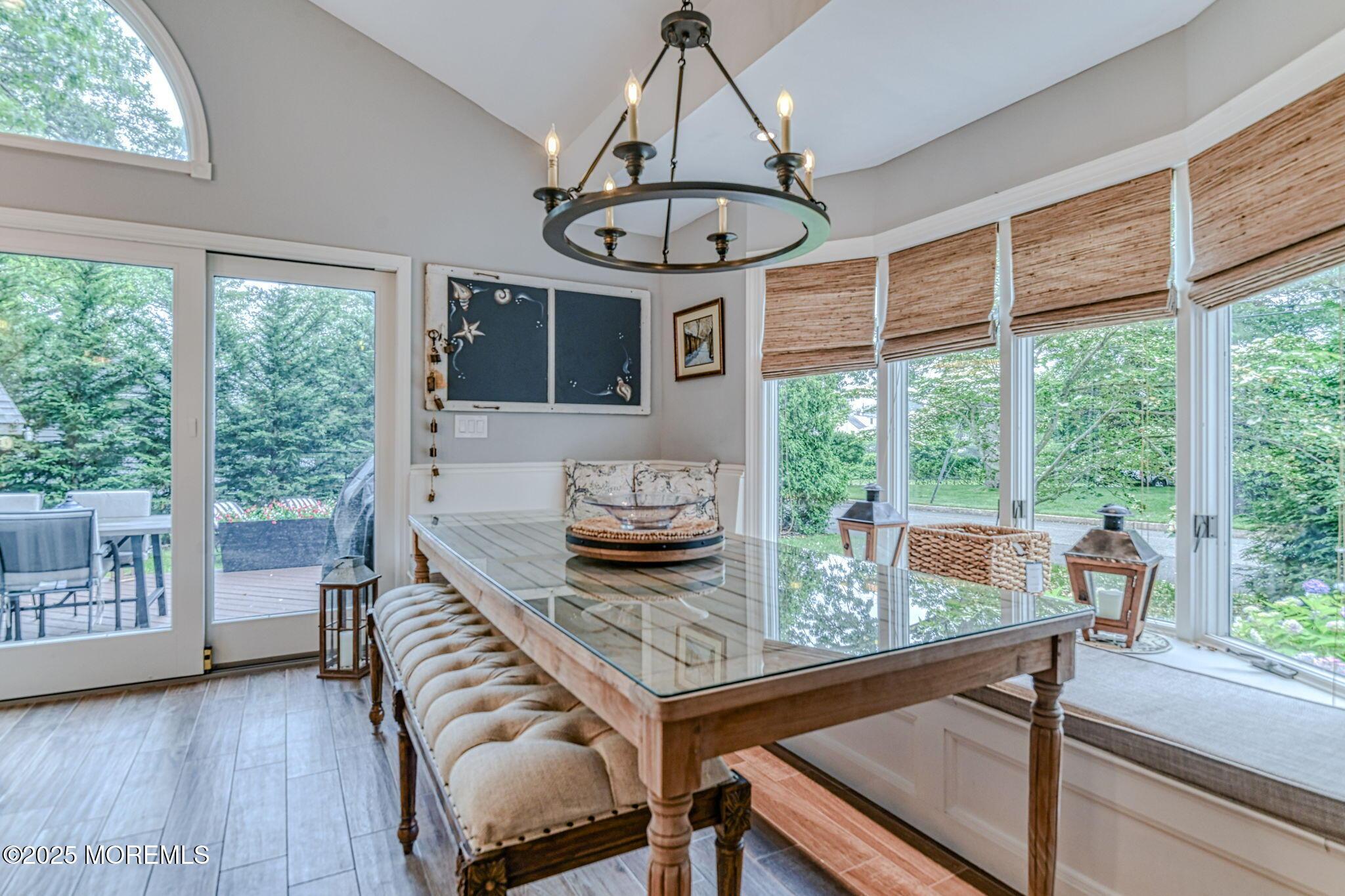 Image 4: Eat-In Kitchen