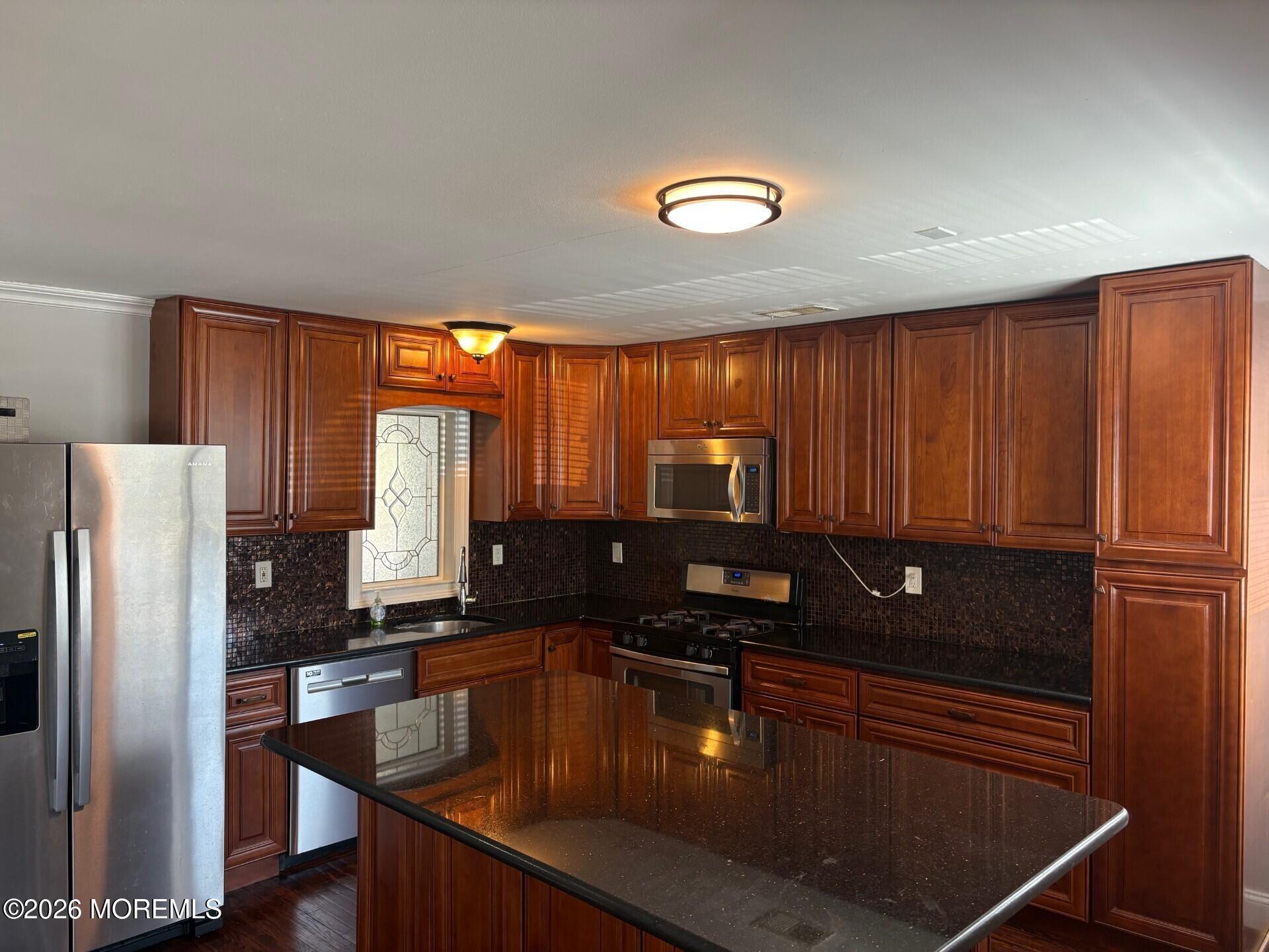 Image 2: 15 st james kitchen
