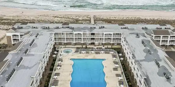 Image 2: Pool