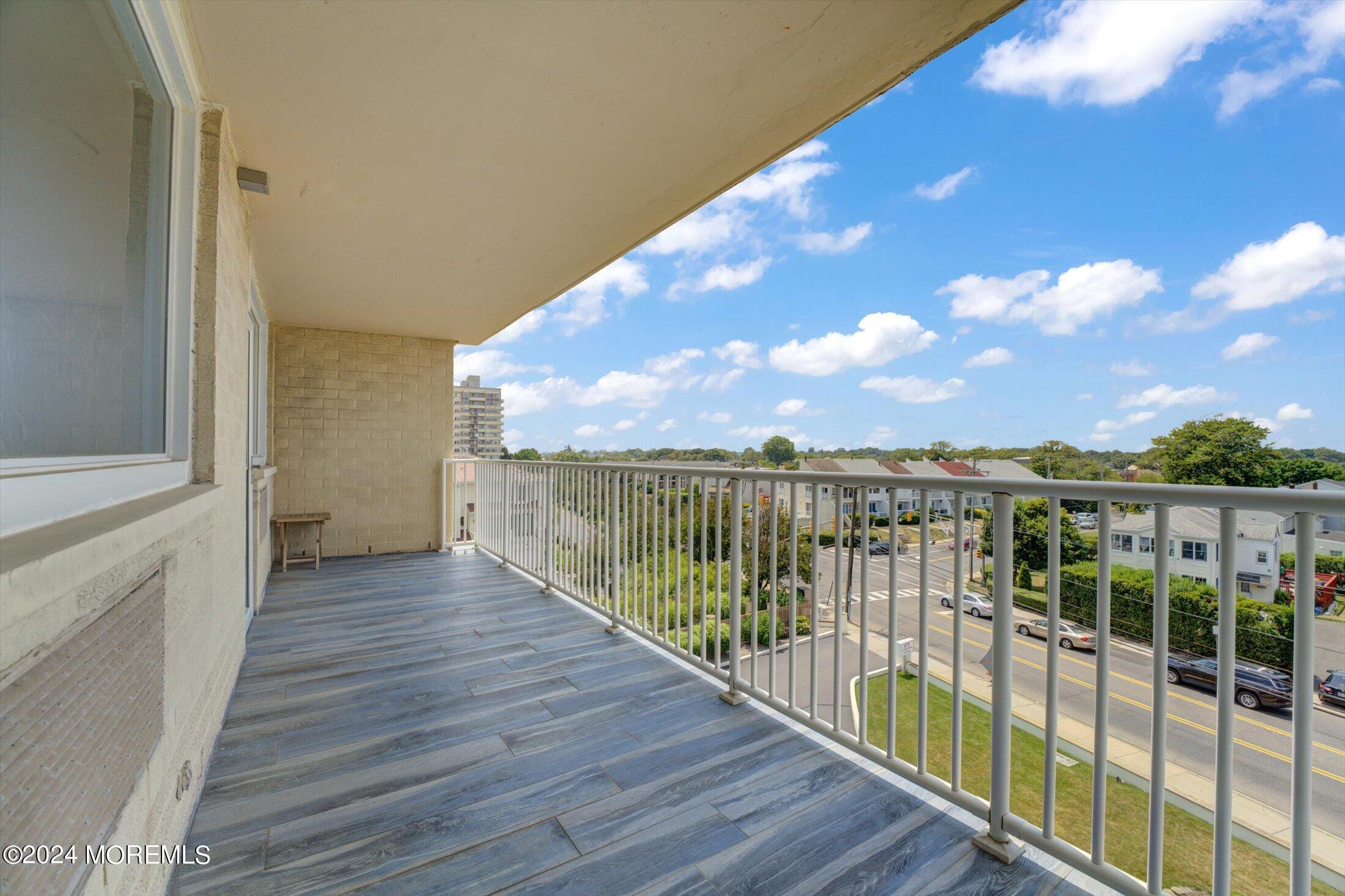 Image 3: 14-Balcony