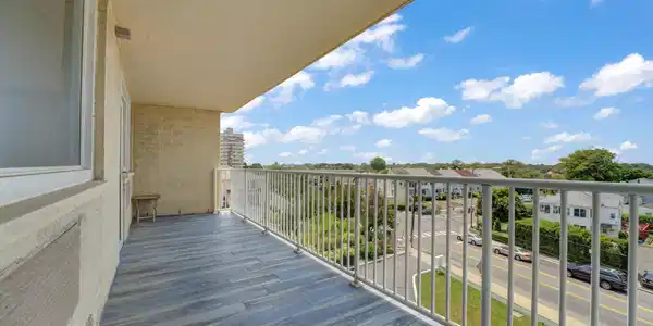 Image 3: 14-Balcony