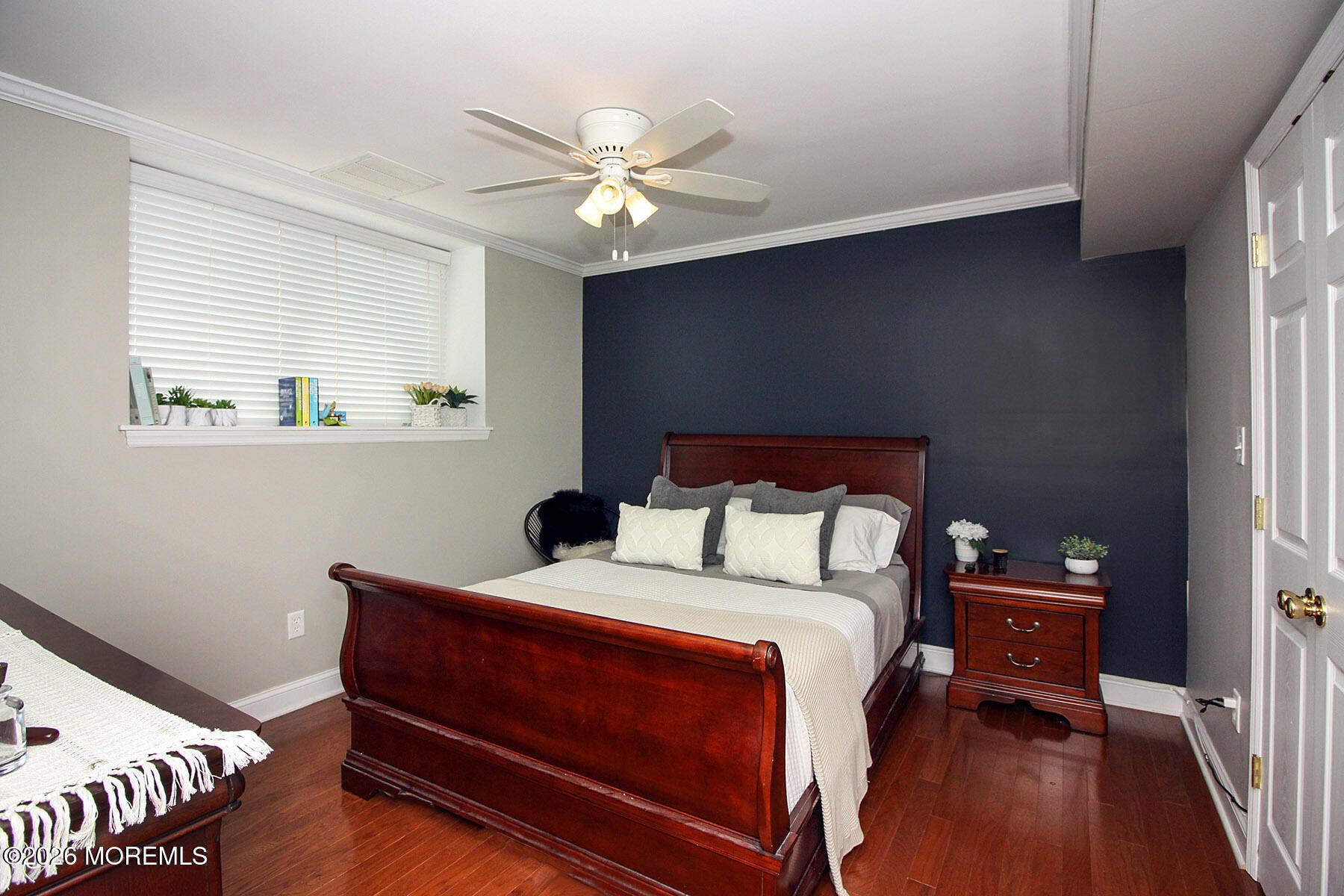Image 4: Bedroom