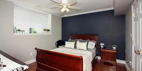 Image 4: Bedroom