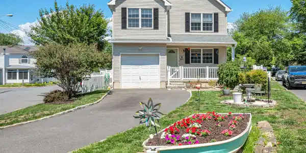 4 Wood Avenue