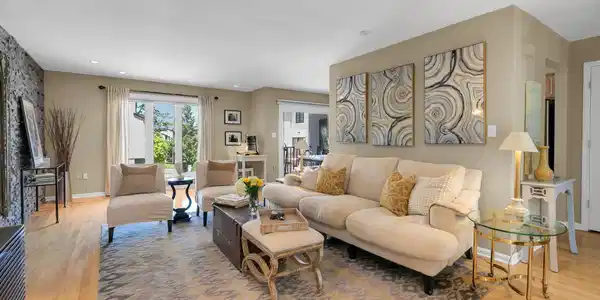Image 4: Living room