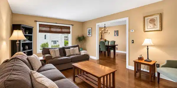 Image 4: Living Room