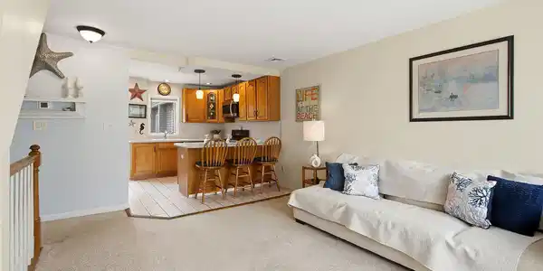 Image 4: 07-Living 1A