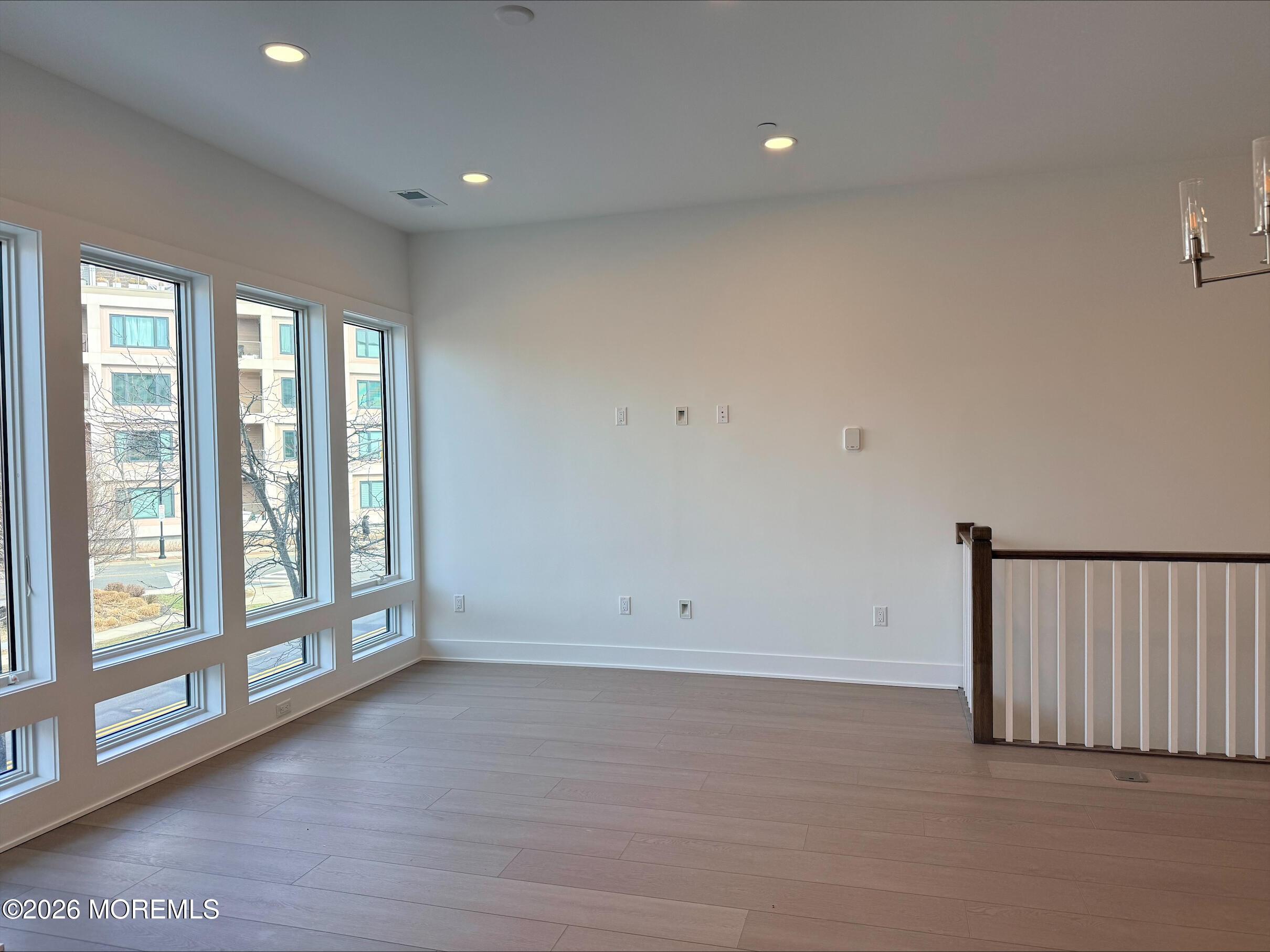 Image 4: Living Room