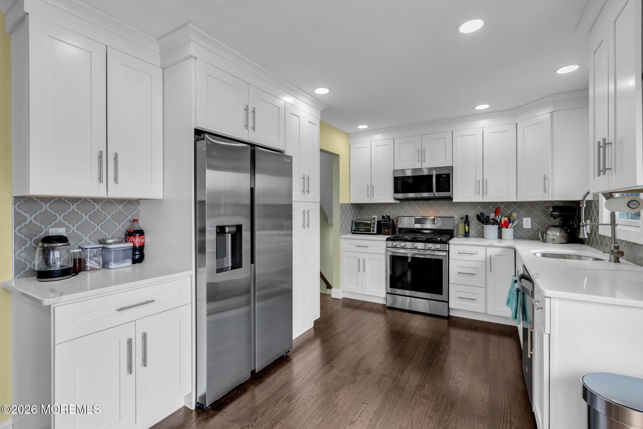 Image 4: kitchen