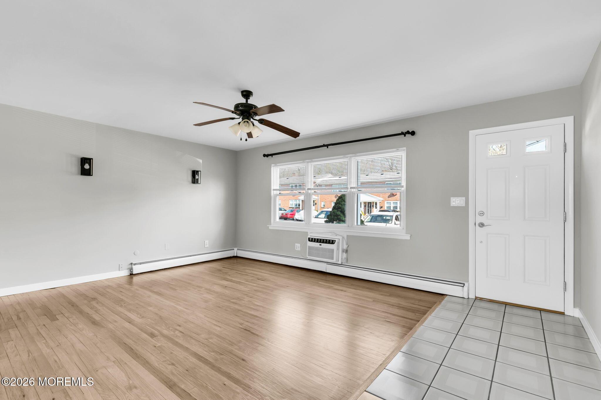 Image 4: Living Room