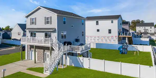 607 Bay Avenue