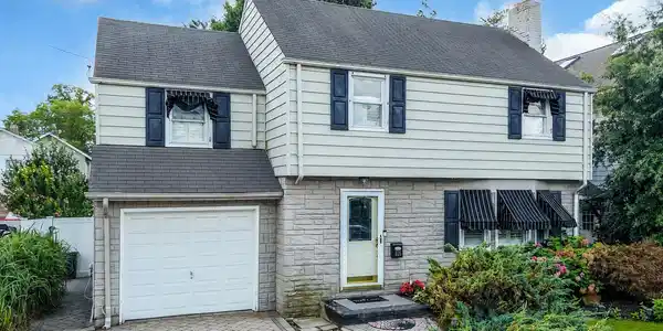 Image 2: 806 Trenton Exterior angle