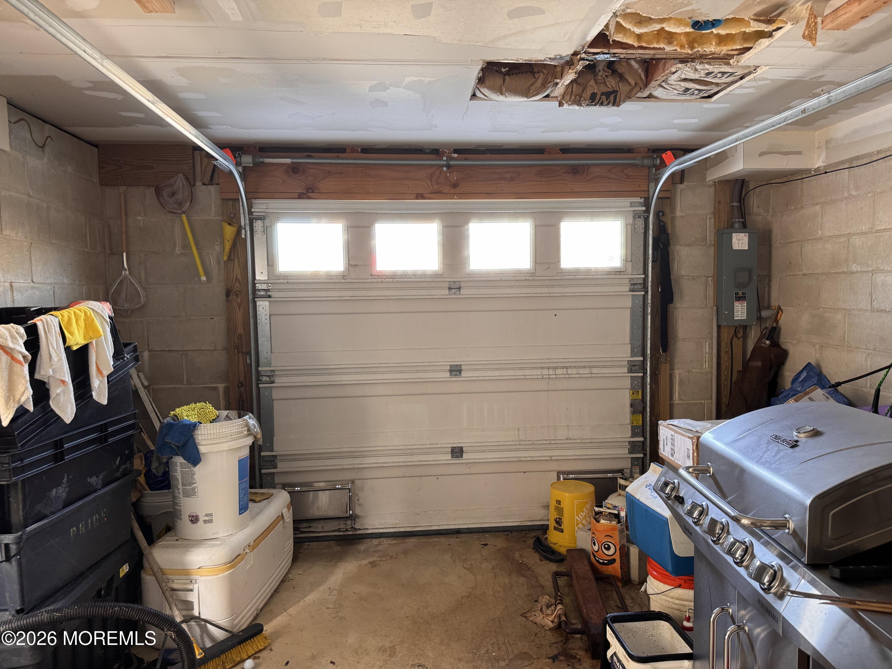 Image 3: 221 12th garage