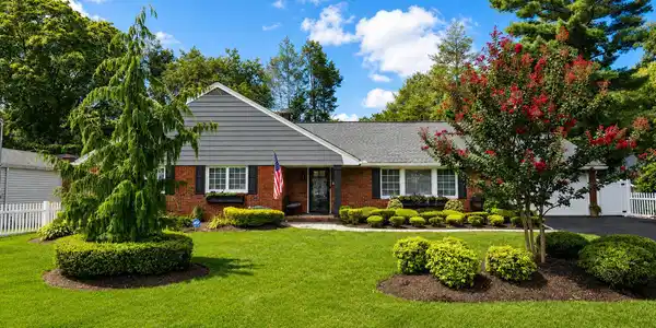34 W Lincoln Circle