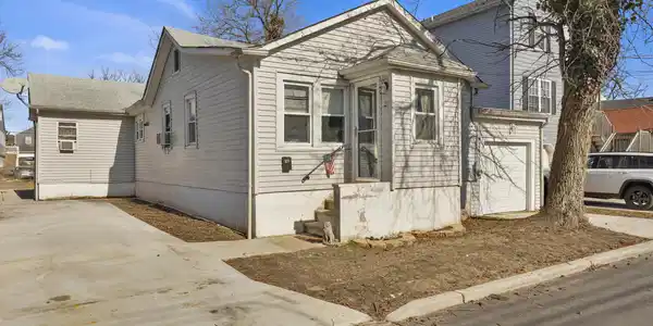 821 Center Street