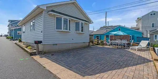 15 E Chadwick Way