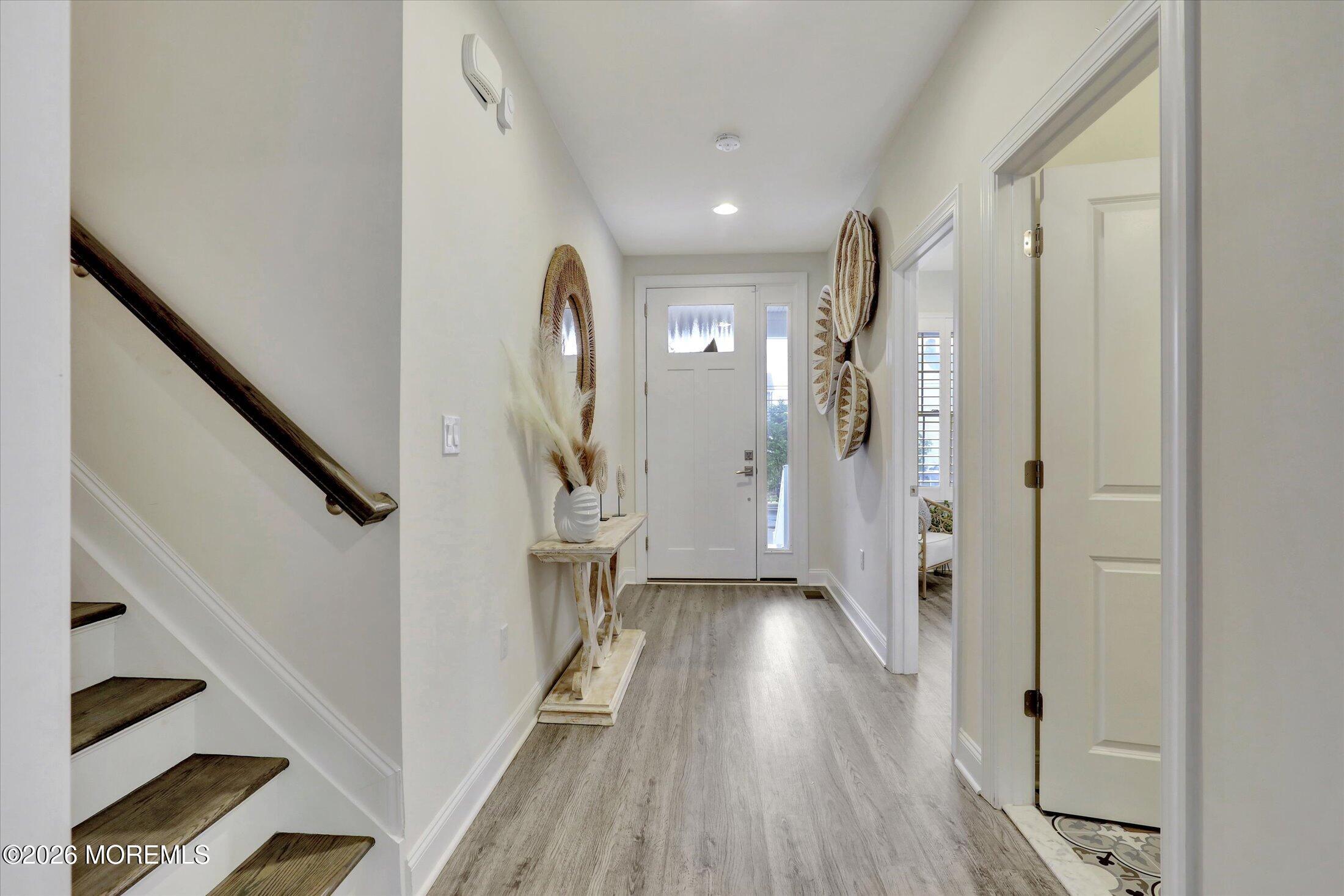 Image 4: 04-Foyer