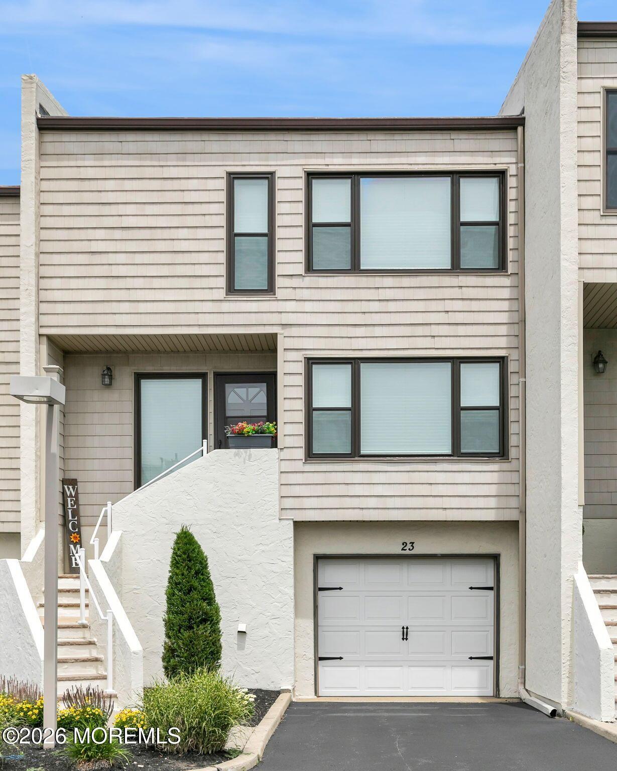 Image 1: 73-web-or-mls-4M3A9758
