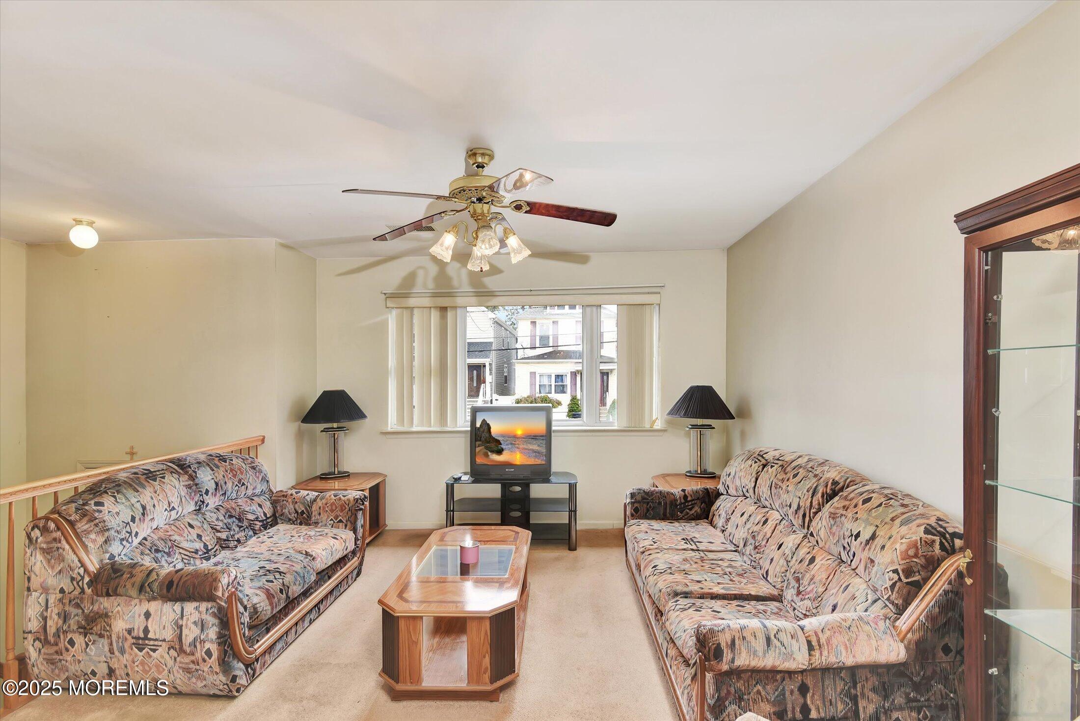 Image 4: 09-Living Room