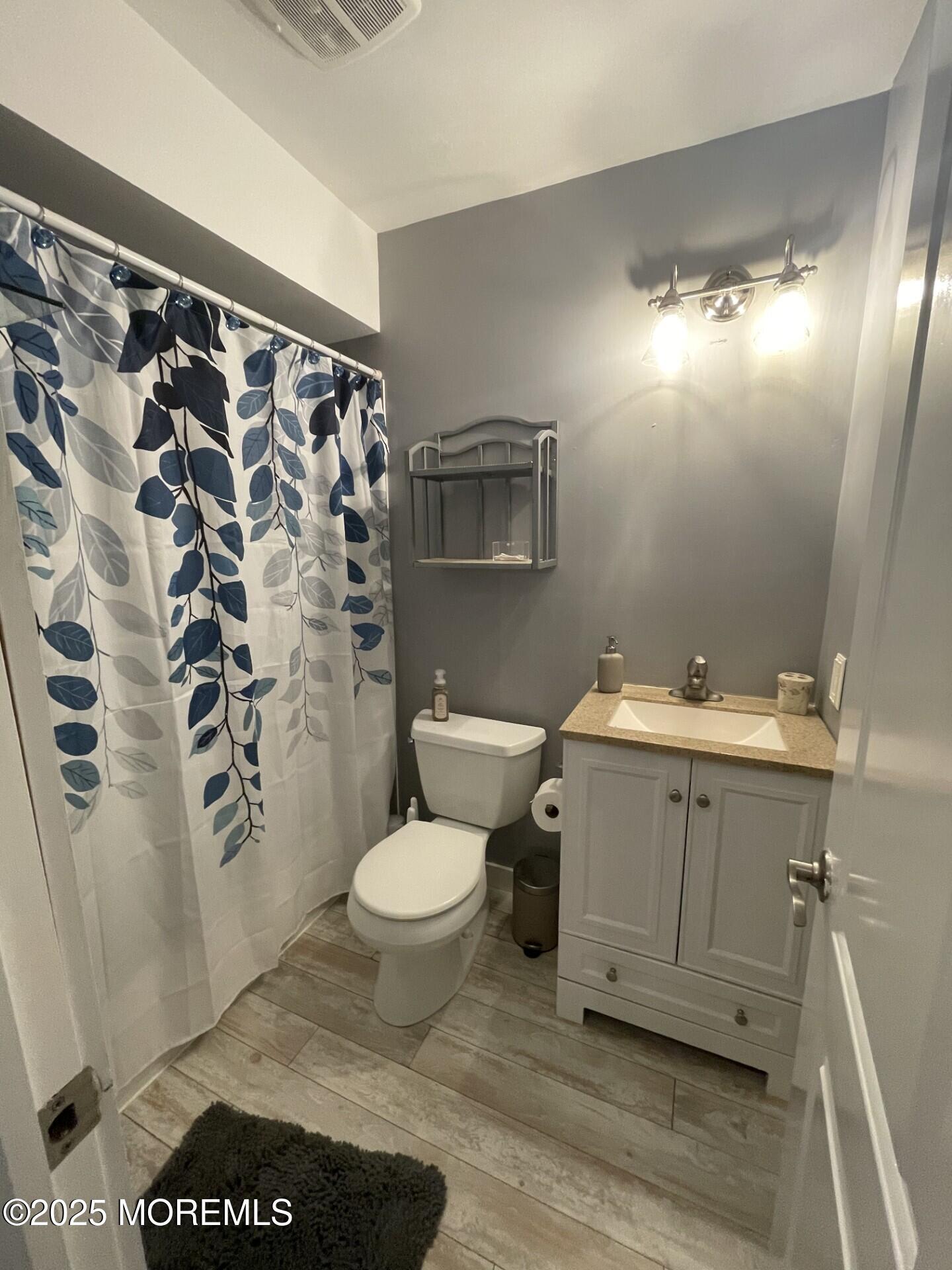 Image 2: studio bath