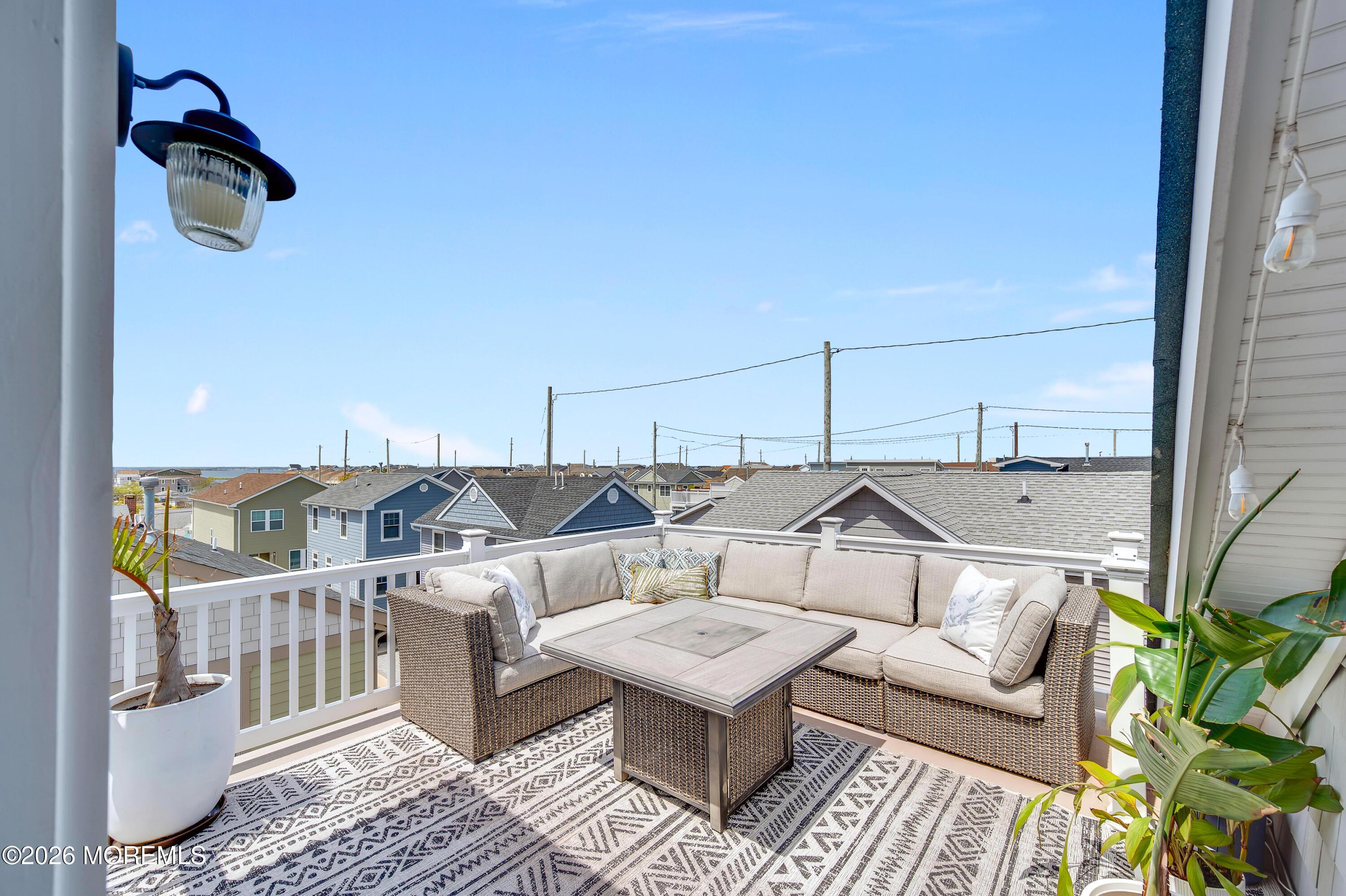 Image 4: Balcony 1