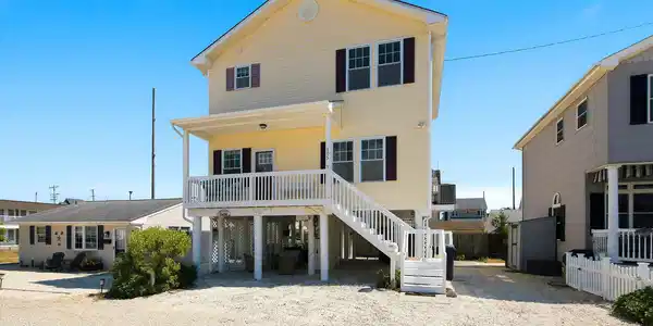 Image 2: 105 Albacore Dr