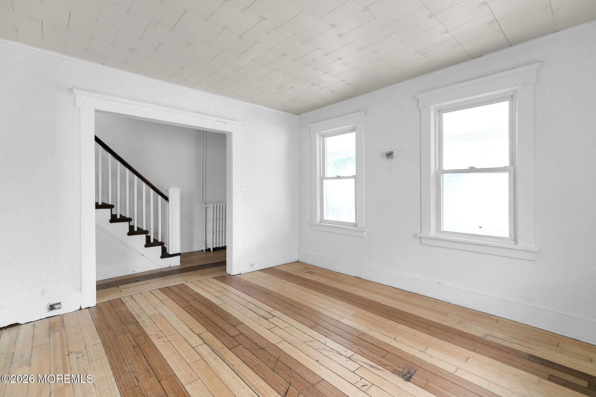 Image 4: Living Room