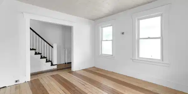 Image 4: Living Room