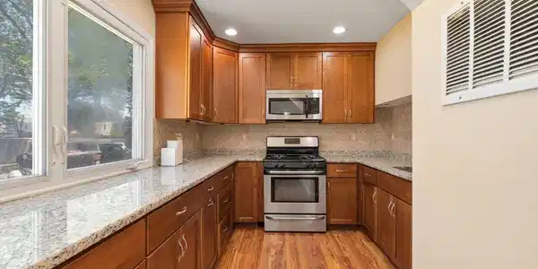 Image 4: Kitchen