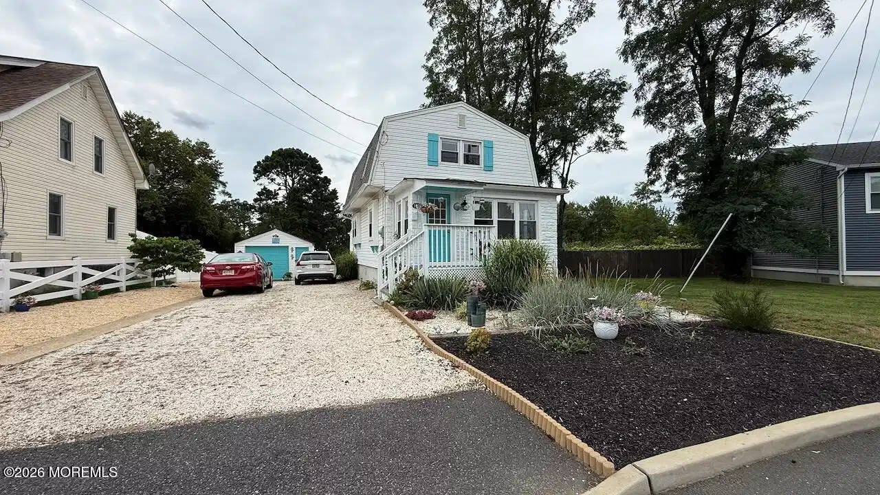 Image 1: Front of house large driveway