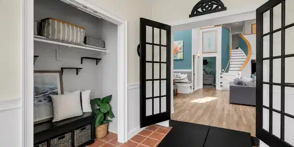 Image 4: Entryway
