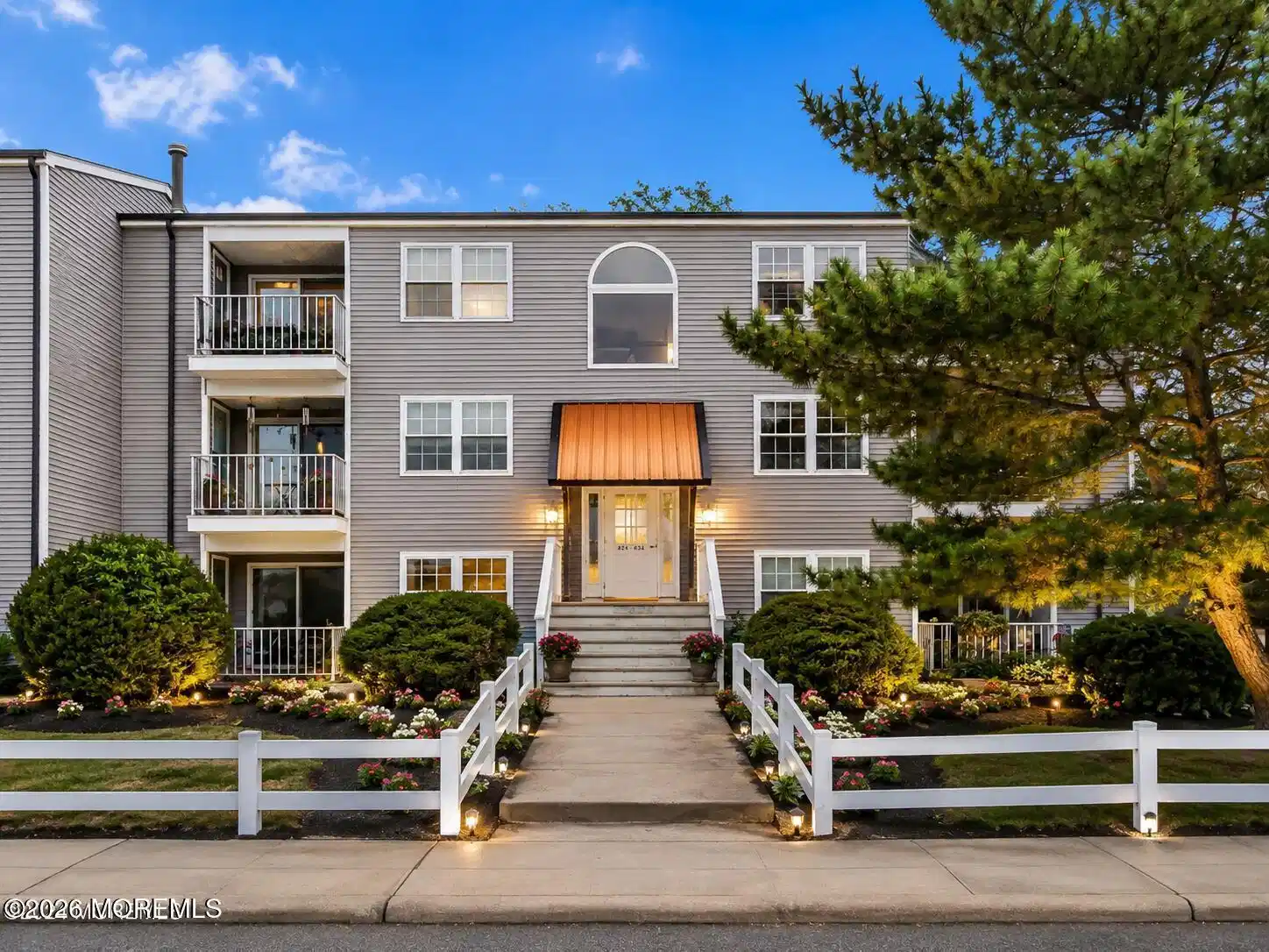 Image 1: 41776633-F1BF-4E66-9E1E-423CC888883B