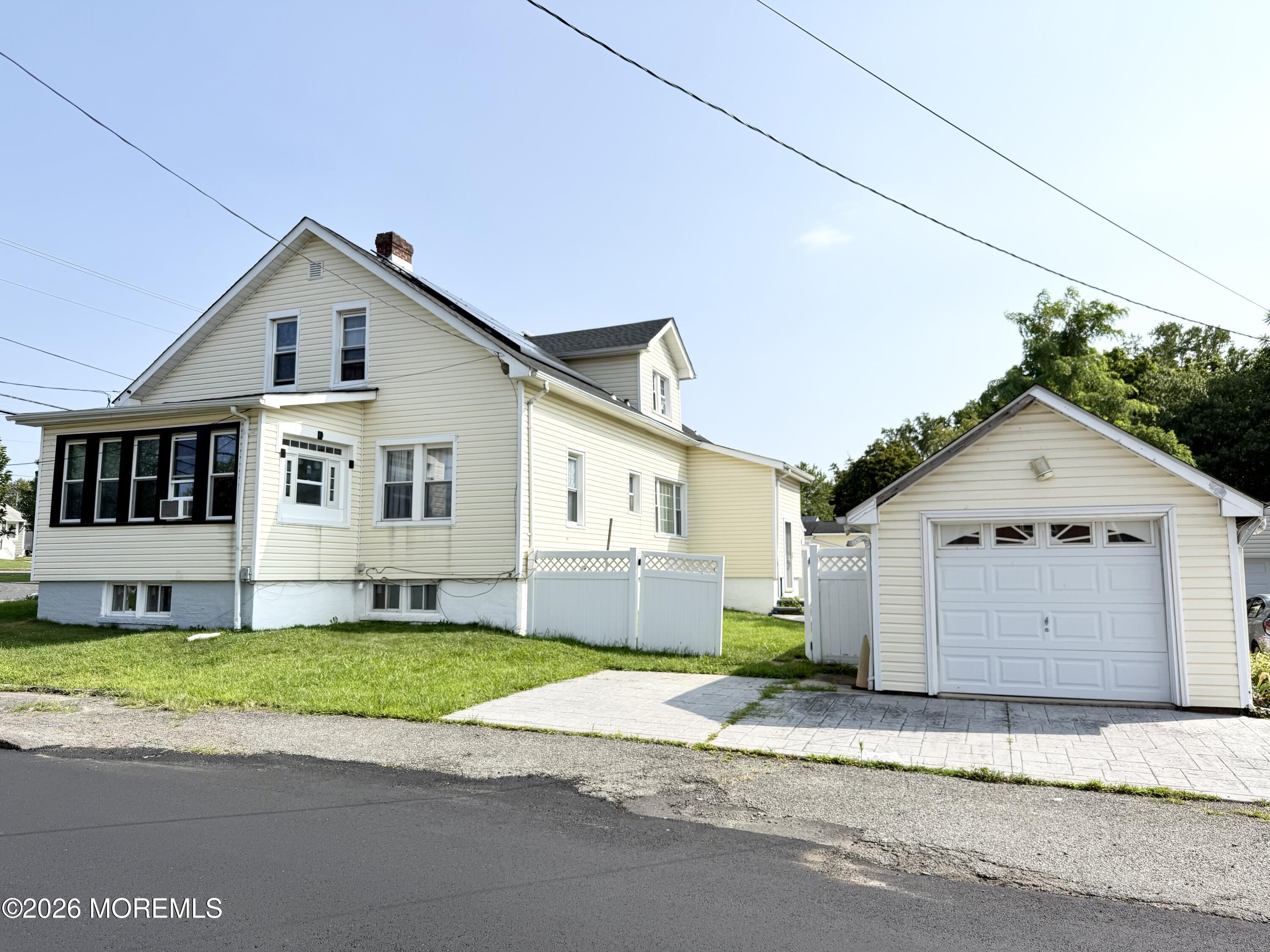 Image 3: Garage