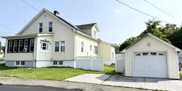Image 3: Garage