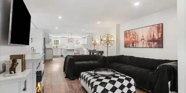 Image 4: 06-Family Room