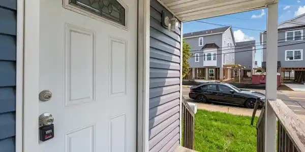 Image 3: 03-Porch
