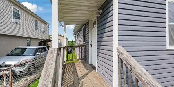 Image 4: 04-Porch