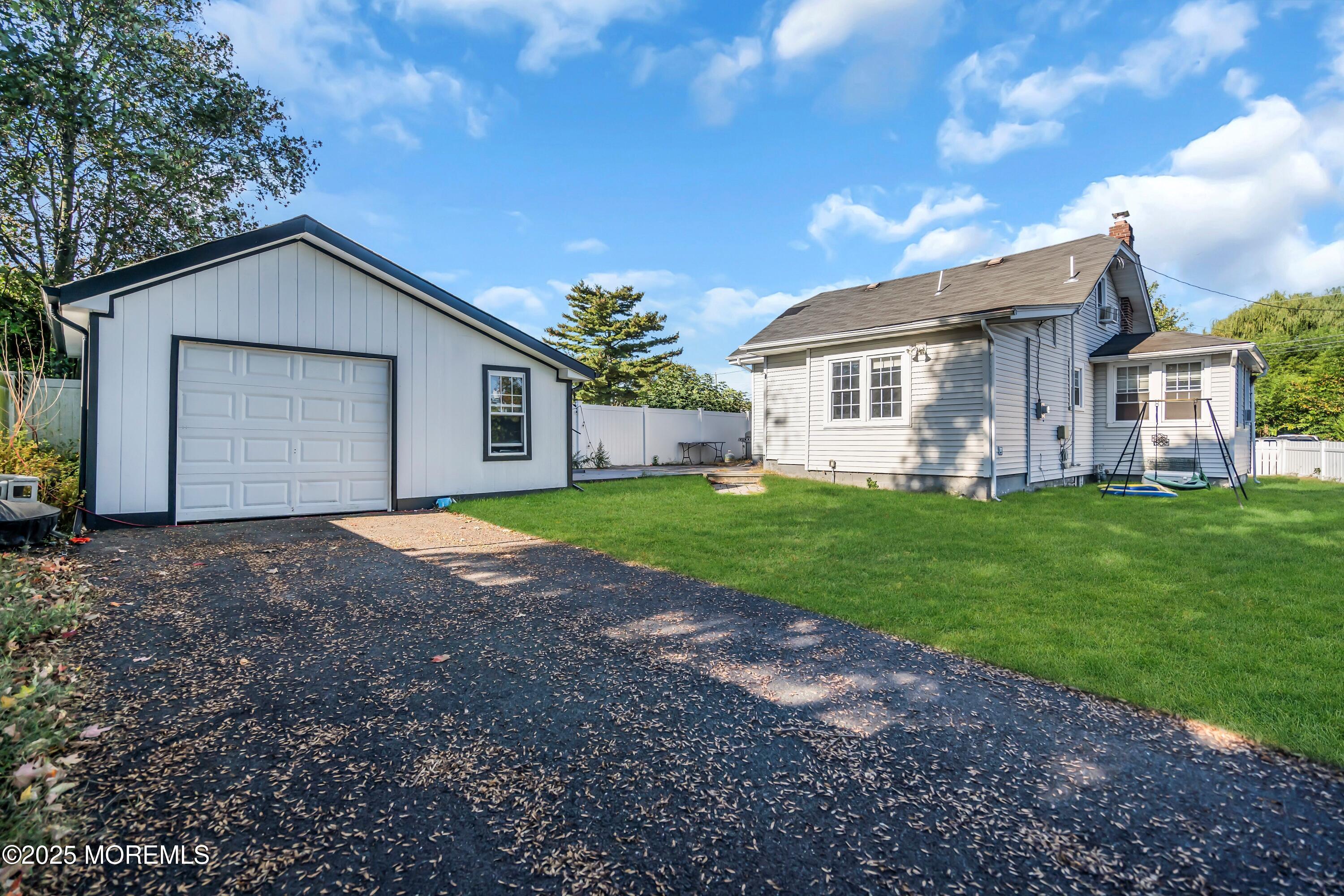 Image 4: House - Garage