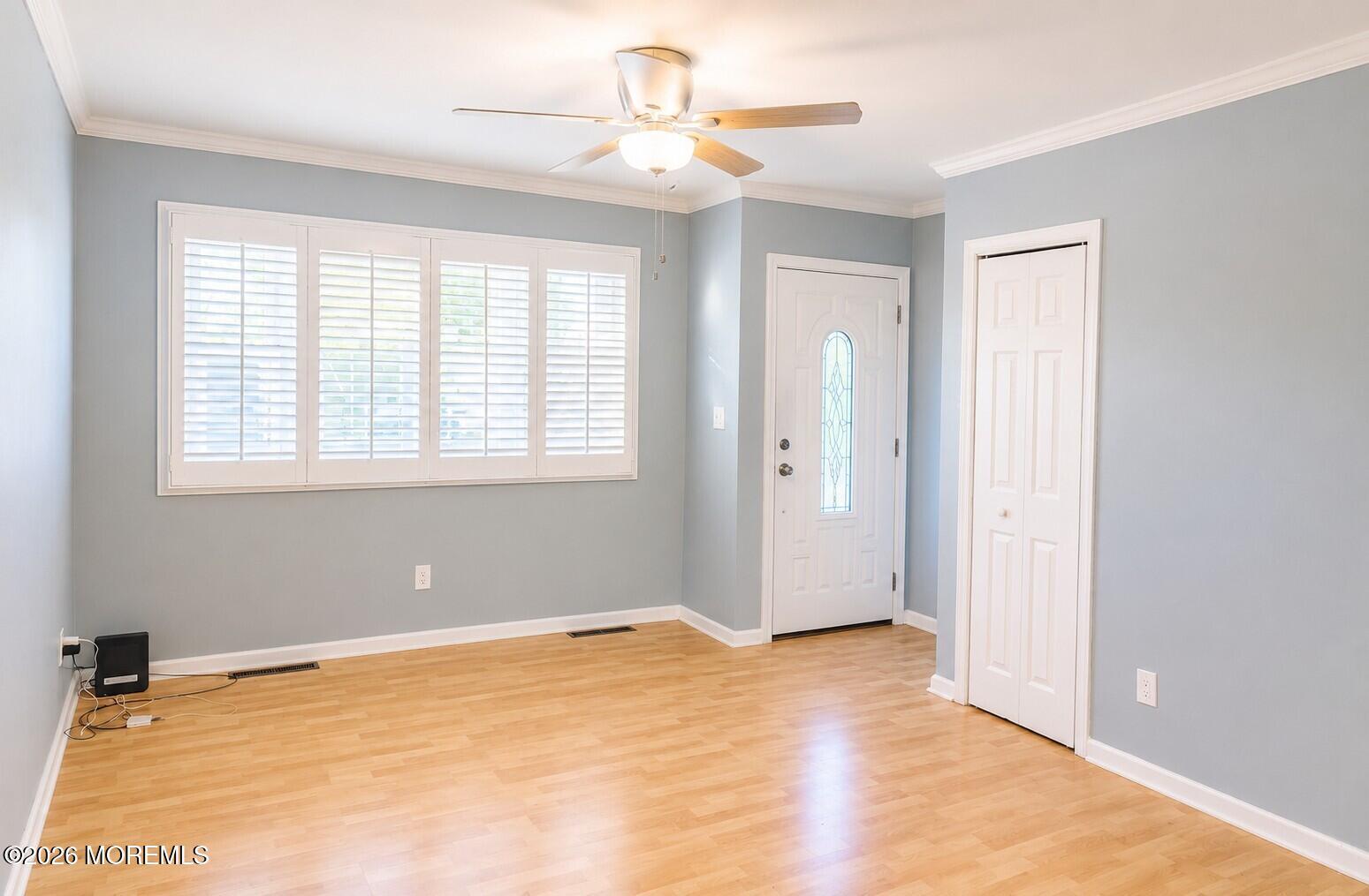 Image 3: 839 N Concourse livingroom