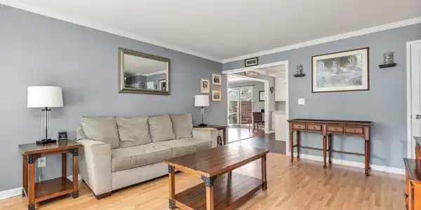 Image 4: Living room