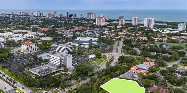 Image 2: Less than 1/2 mile to Waterside Shops, Artis--Naples Philharmonic and more