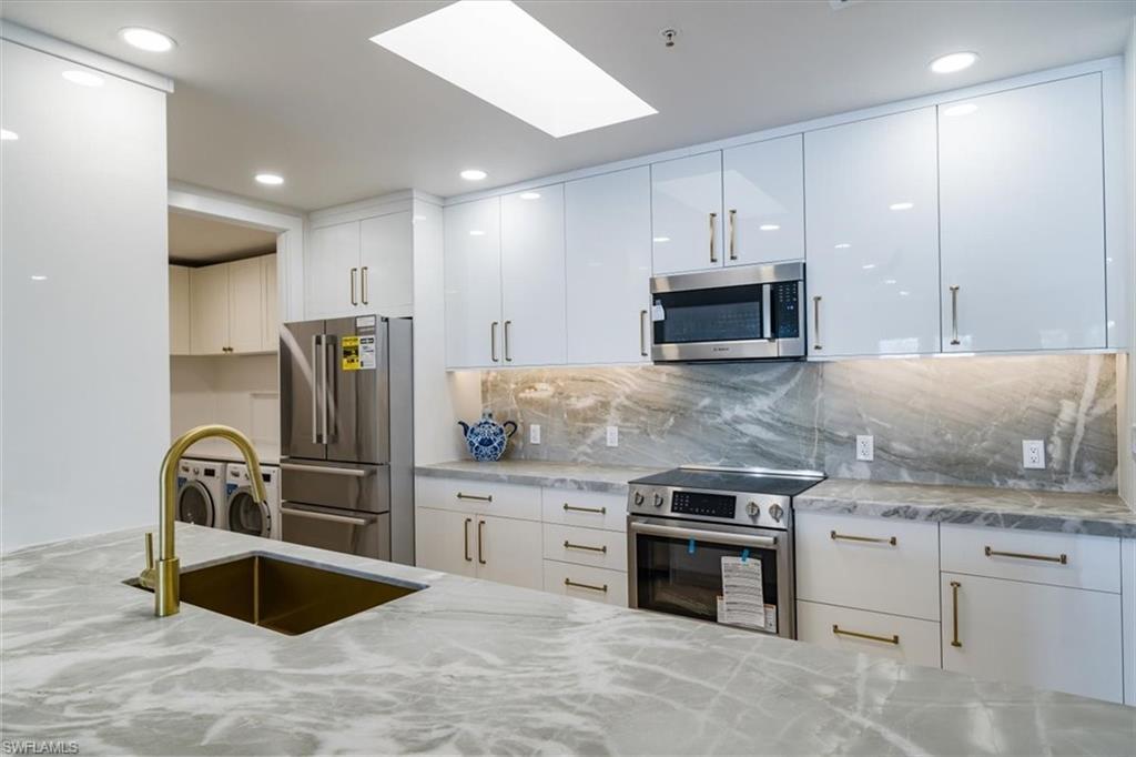 Image 2: gleaming quartz countertops