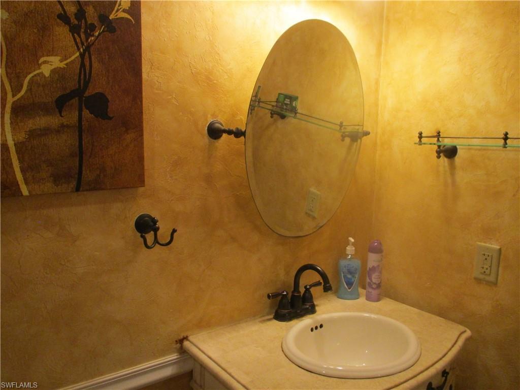 Image 3: Bathroom with vanity