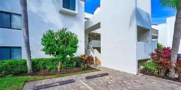 586 Beachwalk CIR